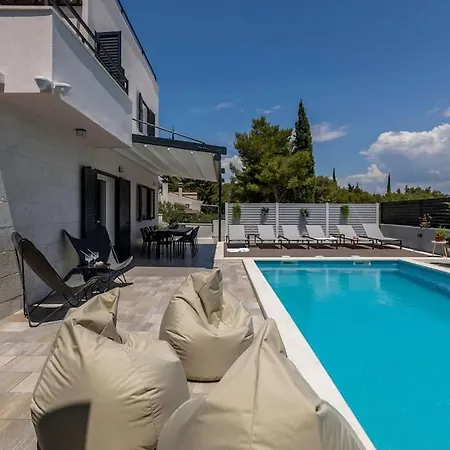 Exclusive Del Mar In With A Pool فيلة ميلنا