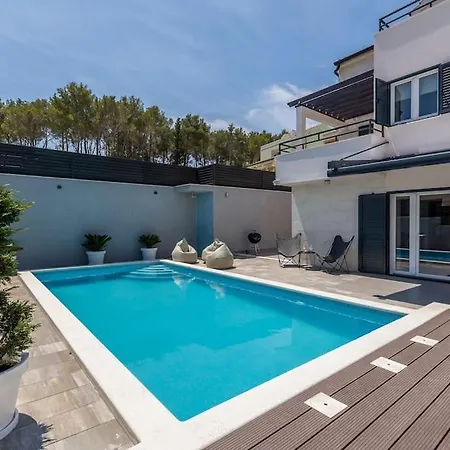 Exclusive Del Mar In With A Pool ميلنا